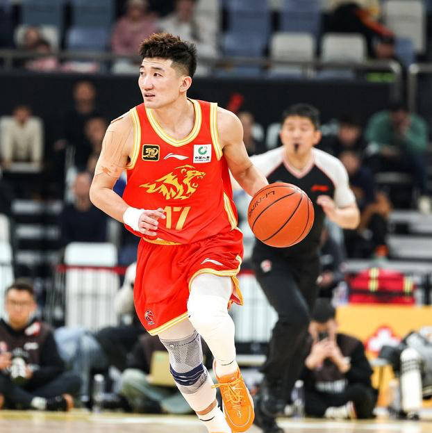 关于球员个人技术表现抢眼，助球队取胜的信息