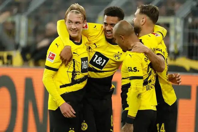 多特蒙德客场轻松获胜，继续领跑