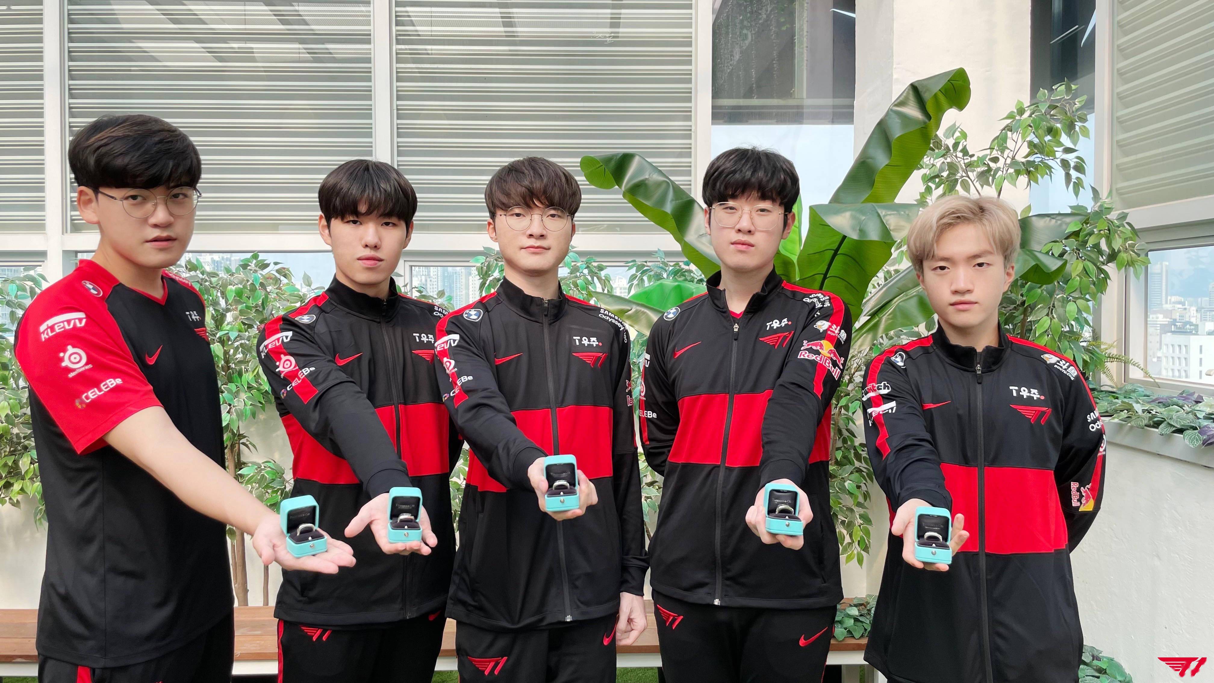 包含KT轻取BRO，Caps团战一打五鏖战多局淘汰赛，引爆全场热议的词条