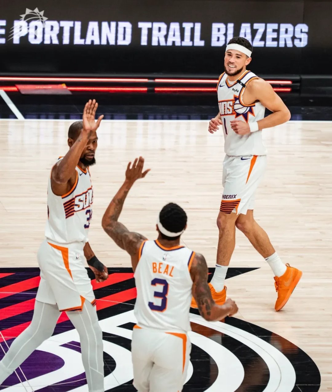 太阳客场击败独行侠，布克27分领跑全队