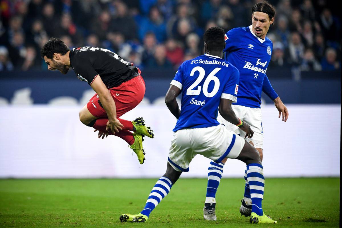 沙尔克04遭遇尴尬失球，主帅郁闷不已